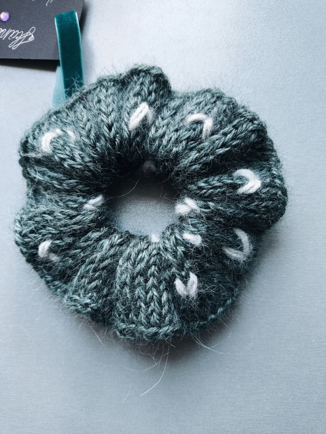 Scrunchie wełniane w ciapki