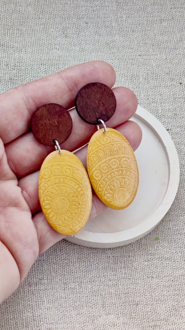 Etniczne Kolczyki Geometryczne – Żółte Mandale z Drewnem, Handmade