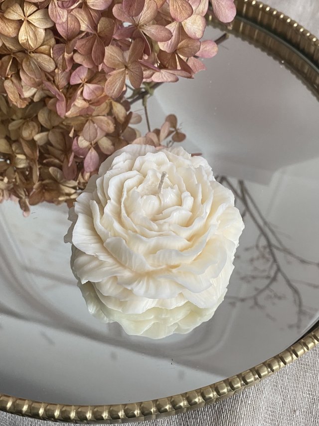 Świeca sojowa ekologiczna dekoracyjna "Peony Queen" 80x35mm biała