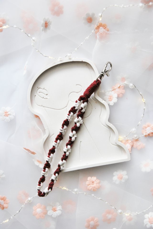Makramowy breloczek wristlet z kwiatuszkami | Brelok ze sznurka bordo