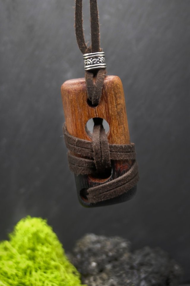 Ręcznie rzeźbiony wisiorek z drewna Walaba, rzemień – biżuteria z duszą natury - pirografia prezent dla kobiety dla niej Unique Jewelry Des