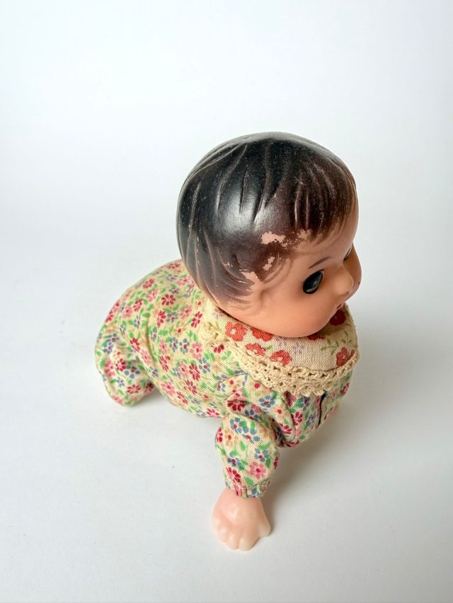 Vintage raczkująca lalka na kluczyk stara mechaniczna zabawka baby doll crawler retro