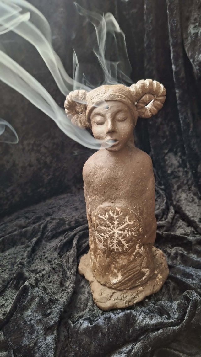 Ręcznie rzeźbiona ceramiczna Szamanka - rytualny kominek do kadzideł stożkowych