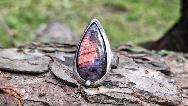 Purpurowa kropla - pierścionek regulowany