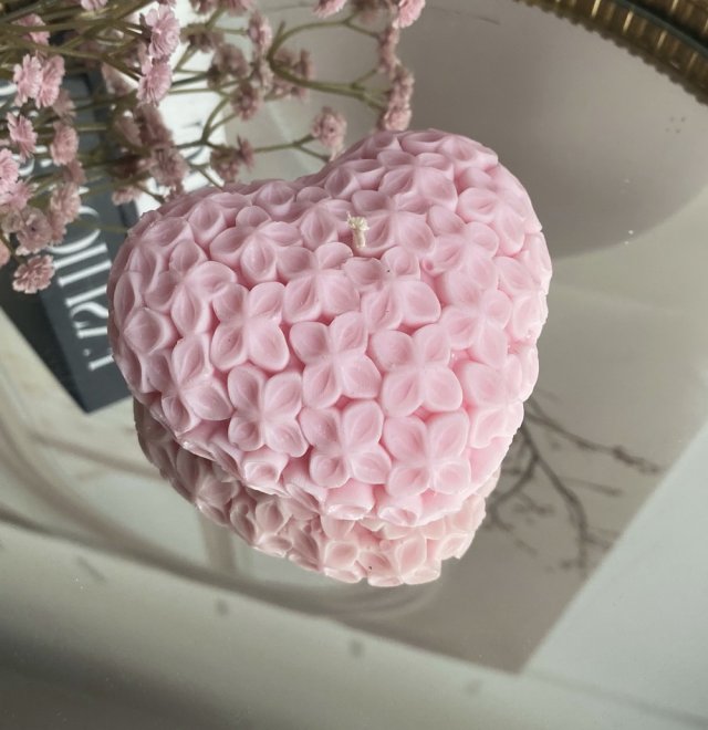 Świeca sojowa ekologiczna dekoracyjna "Flowers Heart" 98x42mm różowa