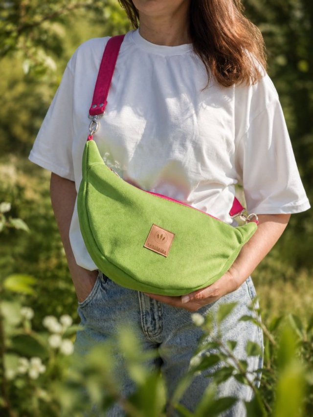 Welurowa torebka crossbody Zielone Jabłuszko