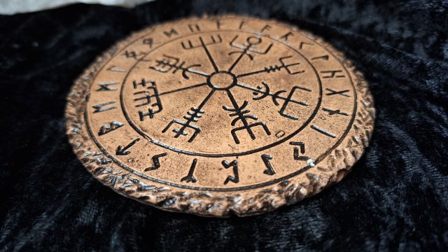 Ceramiczna podstawka rytualna - Kompas Wikinga (Vegvísir) z runami Futhark