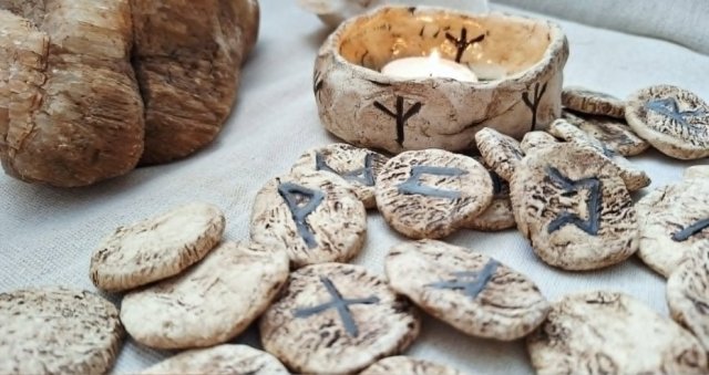Ceramiczna misa rytualna / kadzielnica z runą ochrony Algiz