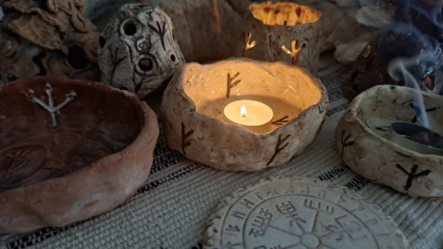 Ceramiczna misa rytualna / kadzielnica z runą dobrobytu Fehu