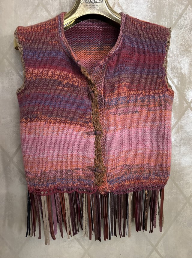kamizelka wełniana z frędzlami i detalami z naturalnej skóry  BOHO  ,