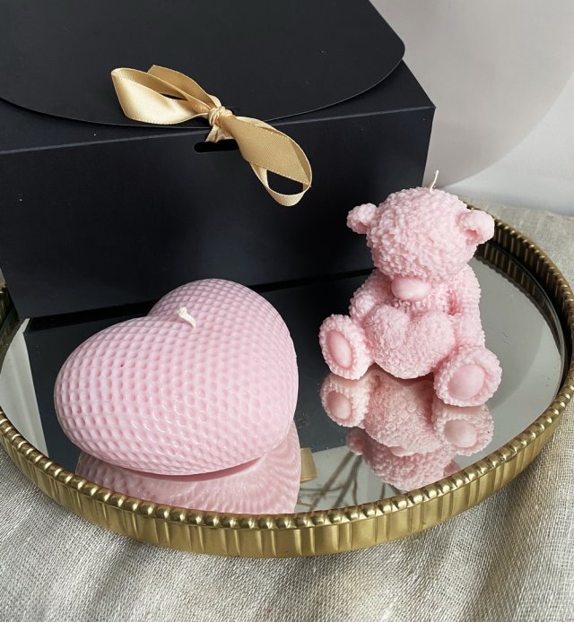Zestaw prezentowy miś misiu, serce "Teddy Bear in Love " świece ekologiczne sojowe różowe- pudełko prezentowe