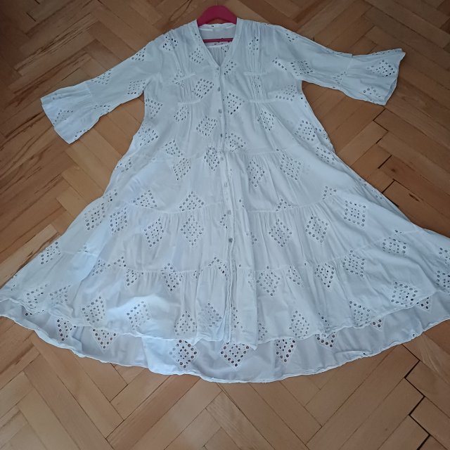 Sukienka z ażurowym haftem.