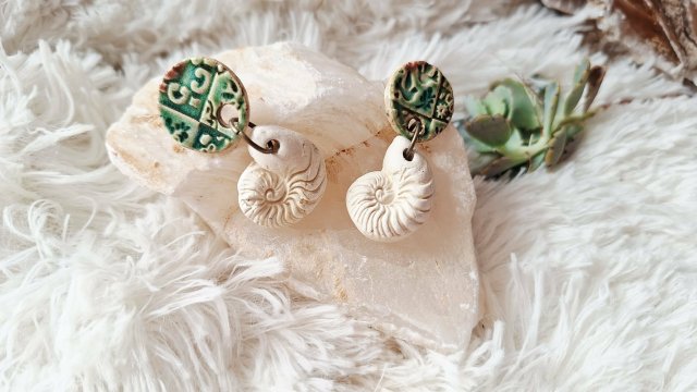Letnie, ceramiczne kolczyki z motywem muszli