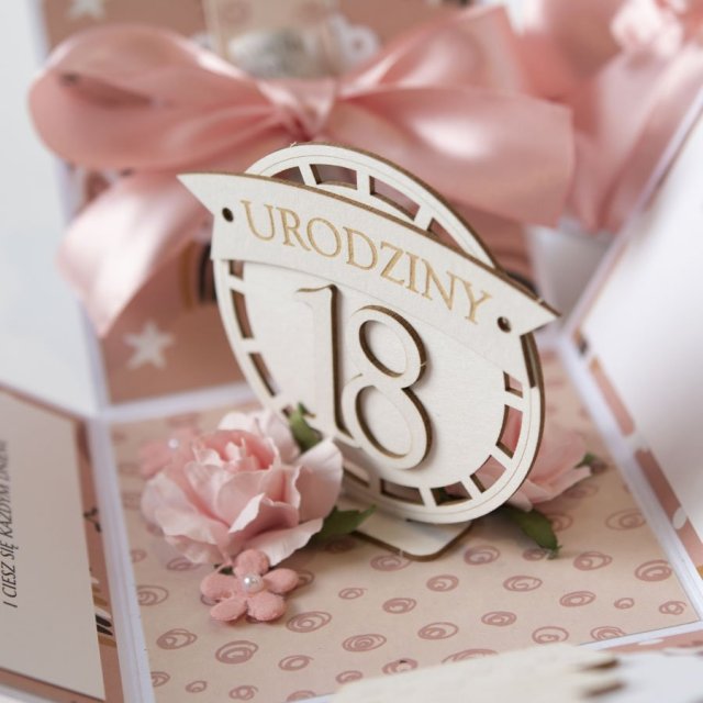 Pudełeczko prezent na 18 urodziny kartka 3d