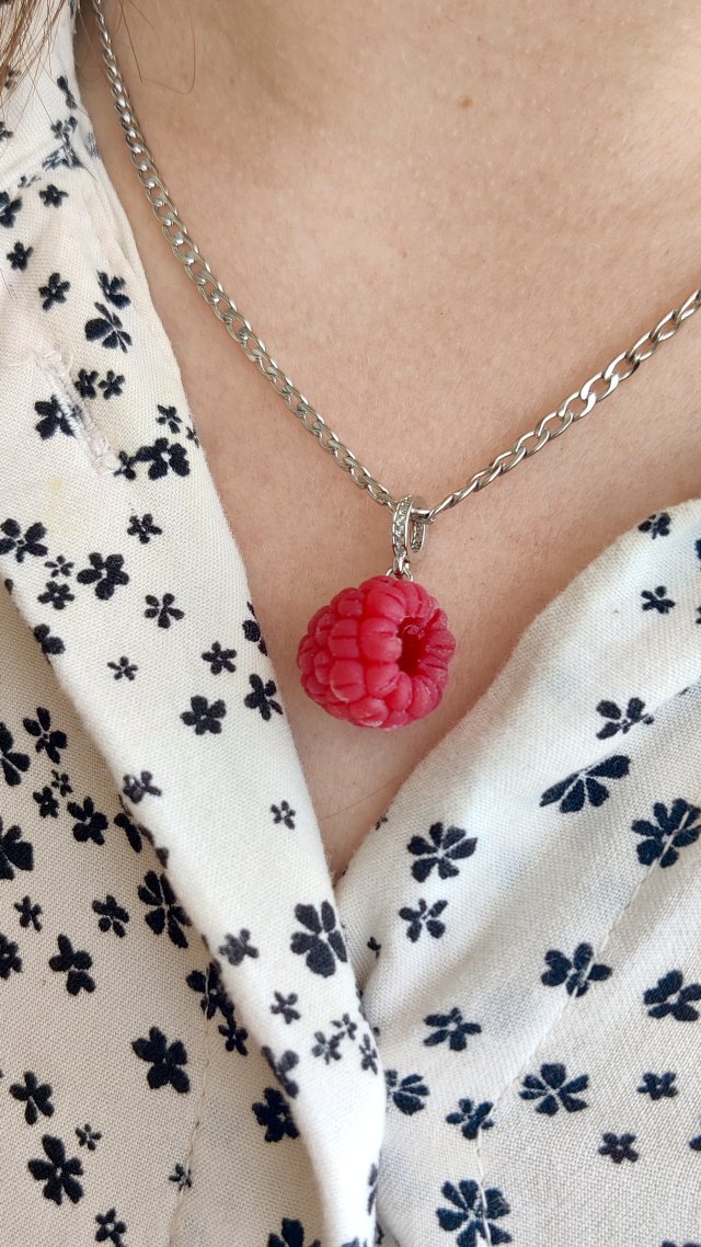 Naszyjnik z maliną — ręcznie robiony z masy polimerowej | Minimalistyczny | Łańcuszek ze stali nierdzewnej | Hipoalergiczny | Biżuteria handmade Polsk