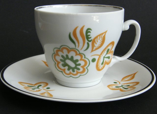 Porcelanowa filiżanka ze spodkiem, Włocławek, pomarańczowo-zielona dekoracja, PRL