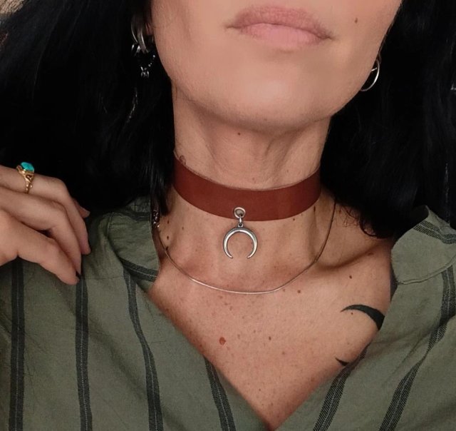 Skórzany choker z lunulą
