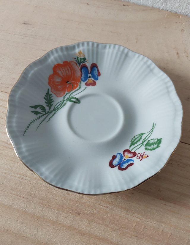 PRL, spodeczek / talerzyk, porcelana w kwiaty polne mak i bratek, Wałbrzych