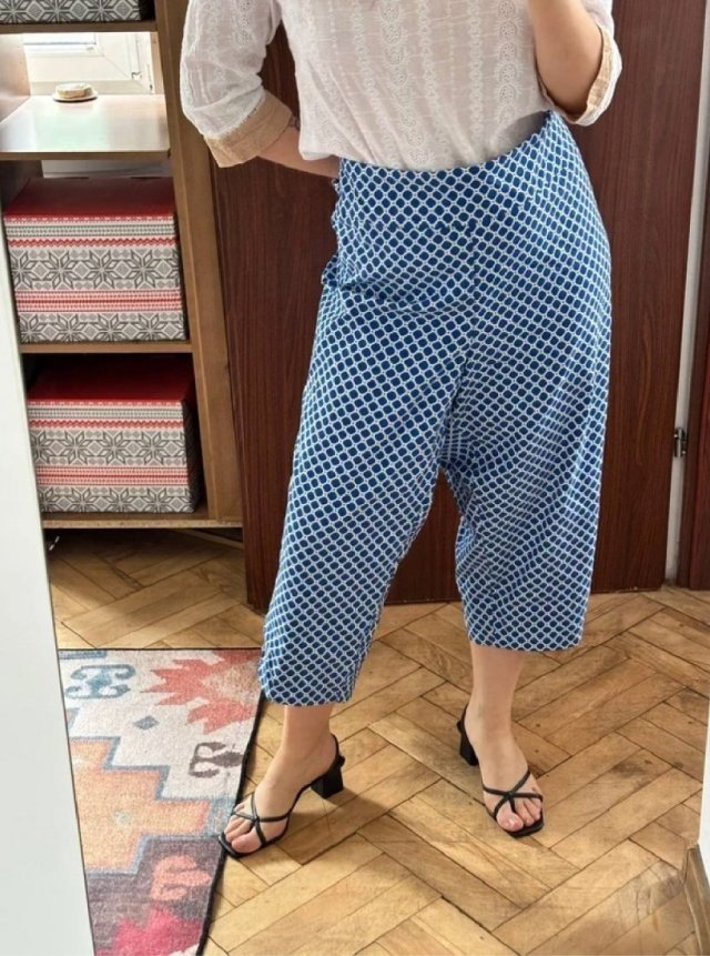 Meera Lane 28W wzorzyste spodnie capri niebieskie białe geometryczne USA 6XL / 52 / 24