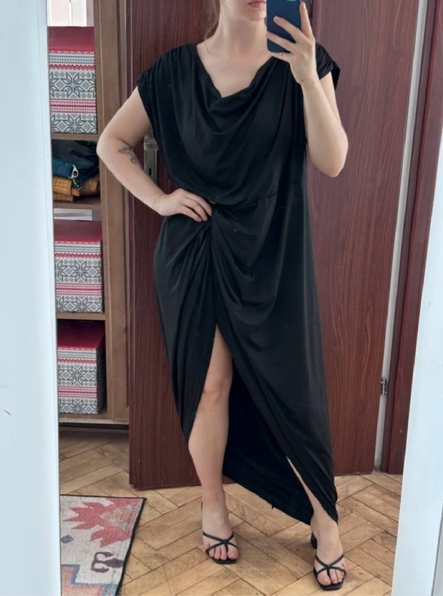 Czarna sukienka midi z drapowanym dekoltem i asymetrycznym rozcięciem oversize Shein 7XL / 54 / 26