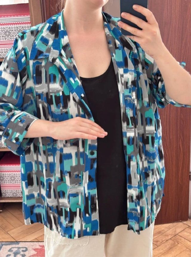 Niebieska koszula oversize w abstrakcyjny print plisowana szeroki kołnierz plus size George + top 8XL / 56 / 28