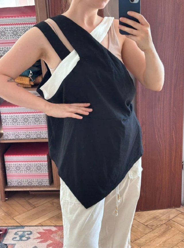 Czarny asymetryczny top Shein Curve 4XL z białymi ramiączkami 4XL / 48 / 20