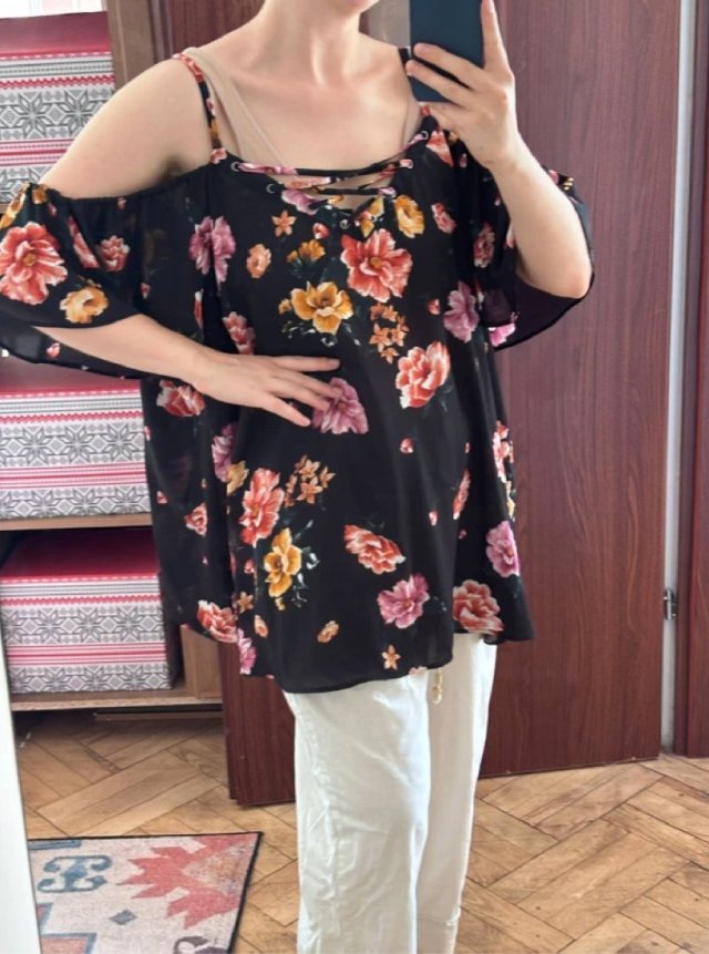 Czarna bluzka w kwiaty Torrid 4 (8-9XL) cold shoulder z wiązaniem 8XL / 56 / 28