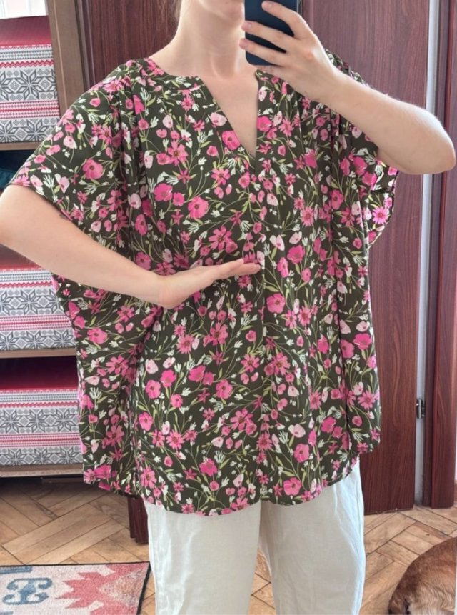 Khaki bluzka w różowe kwiaty EVRI Plus Size oversize z dekoltem V 9XL / 58 / 30·Bardzo dobry