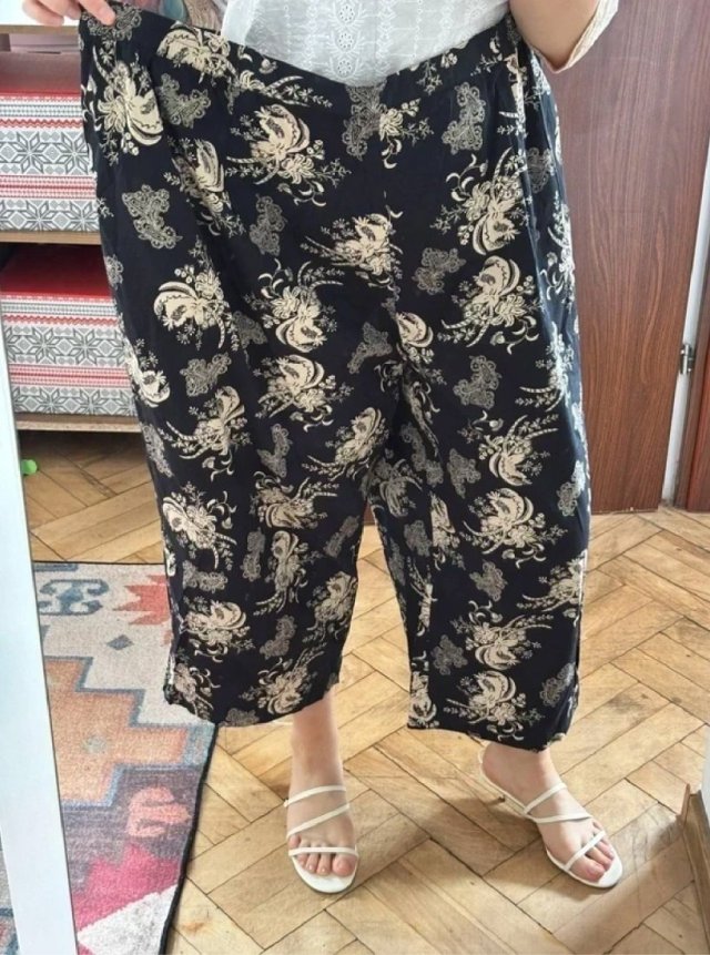 Czarne kluoty w beżowe kwiaty Junona 7XL szerokie nogawki Plus Size 7XL / 54 / 26