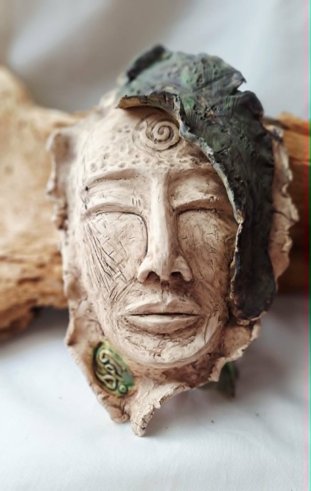 Ceramiczna maska ​​ścienna "Leśna Wyrocznia" – rękodzieło, rzeźba inspirowana postacią Zielonego Człowieka, dekoracja z motywem ducha lasu,