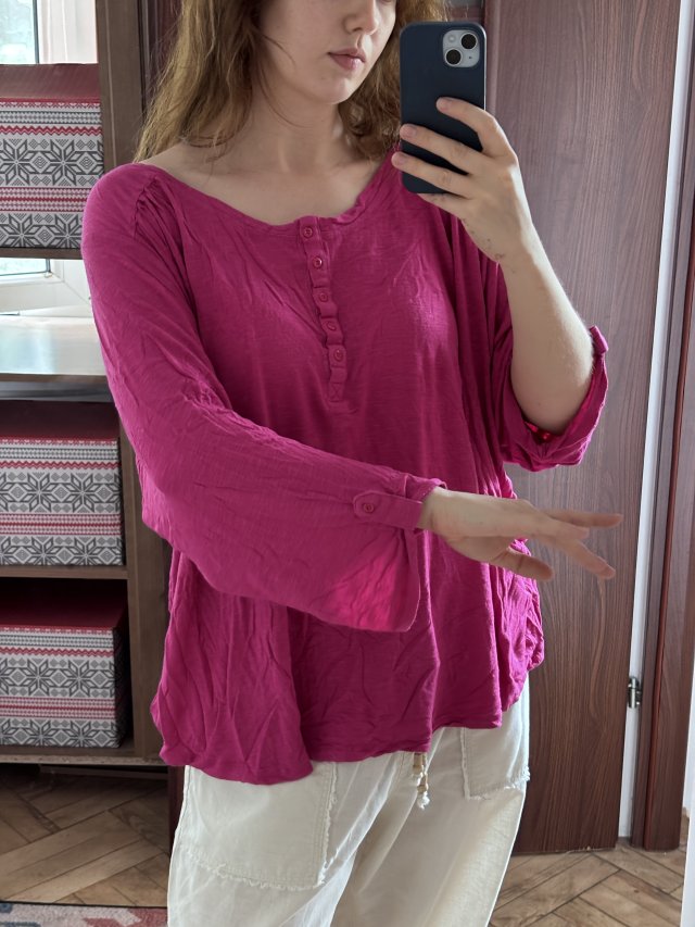 Malinowa bluzka Avenue z guzikami 30/32 Plus Size długi rękaw