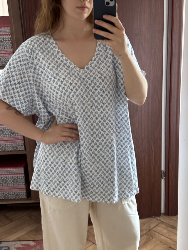 bluzka bawełniana damska Plus Size, biała w niebieskie kwiatki Woman Within Rozmiar 8XL / 56 / 28