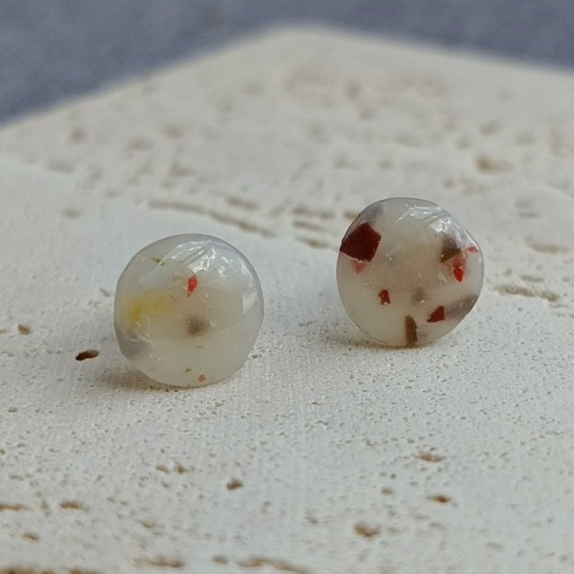 Kolczyki wkrętki – Białe Terrazzo – Minimalistyczne lastryko – Stal szlachetna – Handmade sztyfty