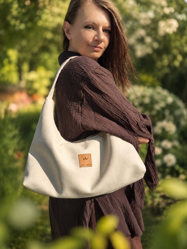 Zamszowa torebka slouchy Kremowa