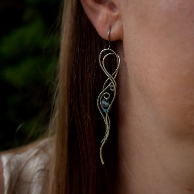 Długie kolczyki niebieski apatyt i topaz, wire wrapping, stal chirurgiczna