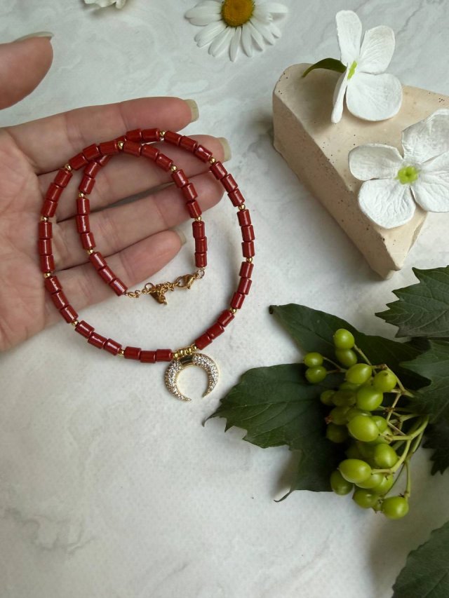Ceramiczny choker z wisiorkiem w kształcie lunuli