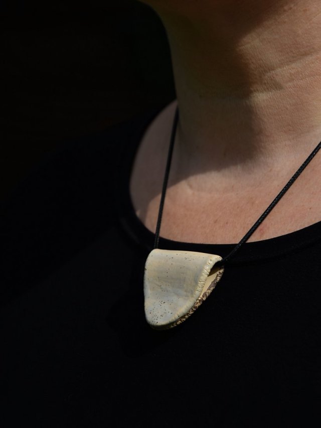 Minimalistyczny wisior .