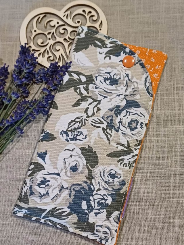 etui na okulary - szare kwiaty z pomarańczowym  środkiem