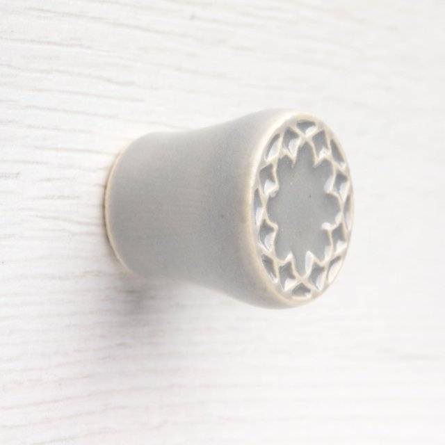 Ceramiczna gałka do mebli jasnoszara, wz.14