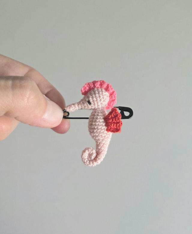 Konik morski przypinka