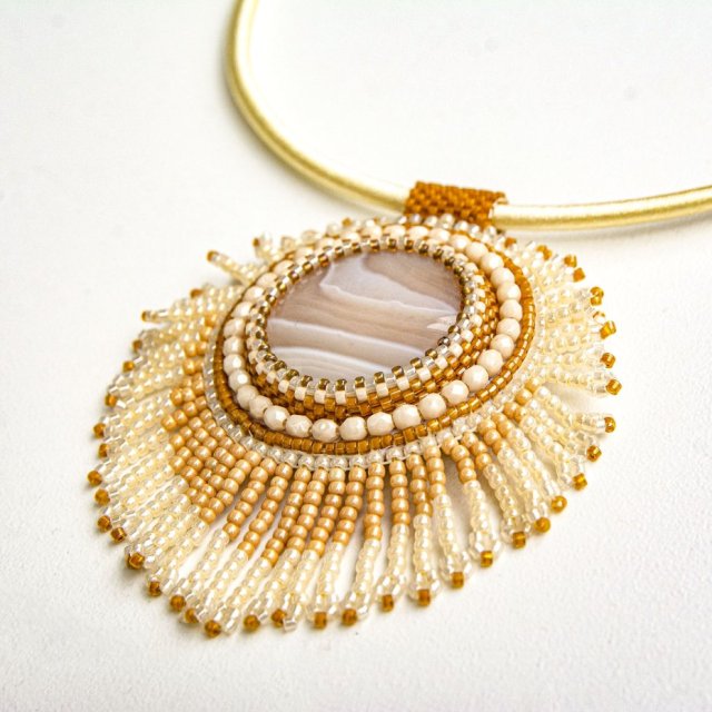 Pastelowy wisior w stylu boho z nutą klasycznej elegancji