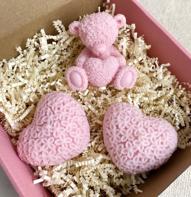 Zestaw prezentowy miś misiu, serca "Baby Teddy Bear " świece ekologiczne sojowe różowe- pudełko prezentowe