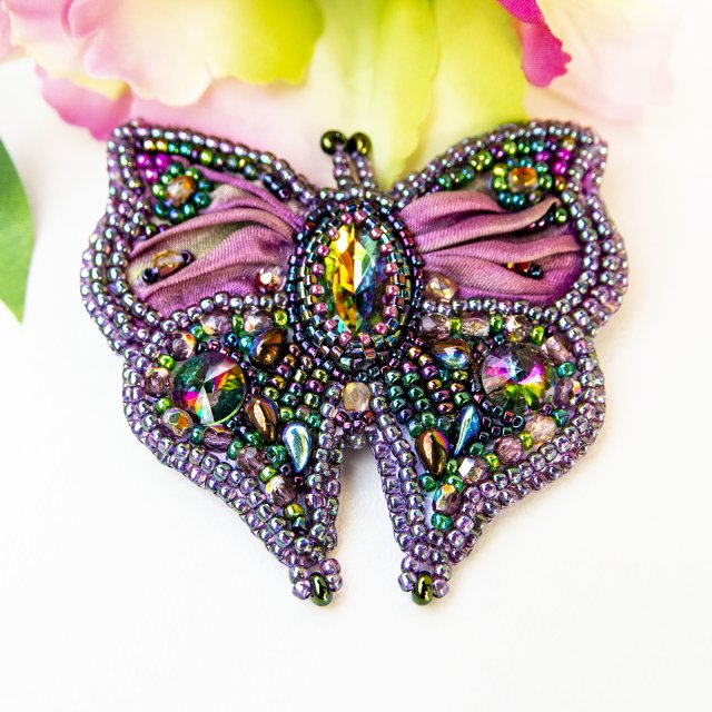 Broszka fioletowy motyl haft koralikowy z shibori