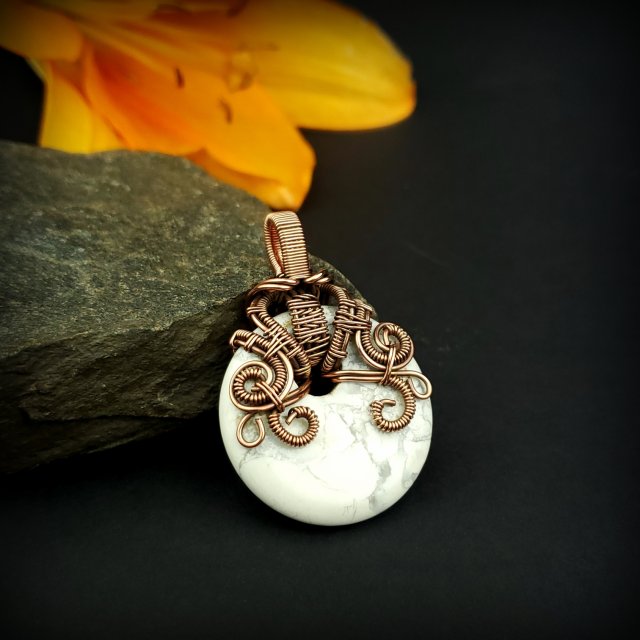 Wisiorek z howlitem wire wrapping