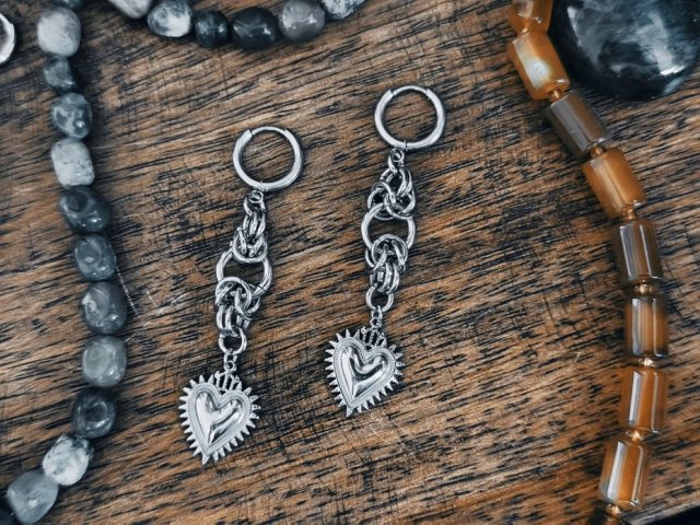 Sacred Heart Chainmaille gotyckie kolczyki z sercem w koronie cierniowej
