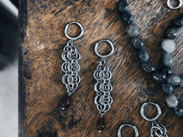 Kolczyki chainmaille z granatem ze stali chirurgicznej 7 cm gothic dark fairycore