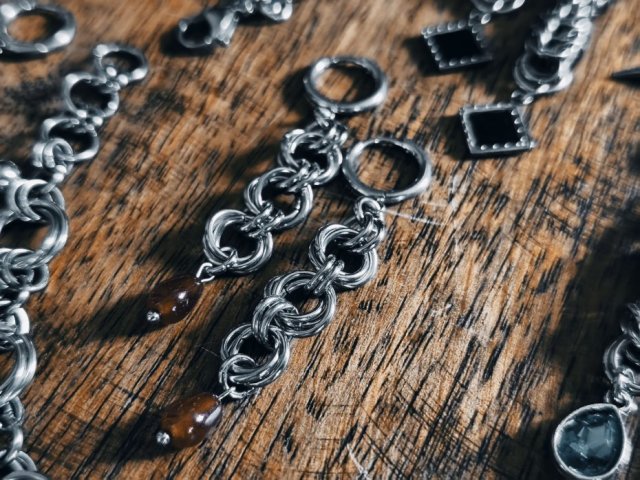 Kolczyki chainmaille z granatem potrójny splot 6,6 cm gothic dark fairycore