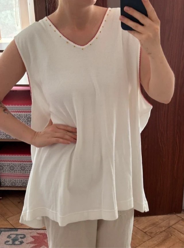 Liz & Me – Biała bluzka bez rękawów z czerwonym haftem i koralikami (plus size) 8XL / 56 / 28