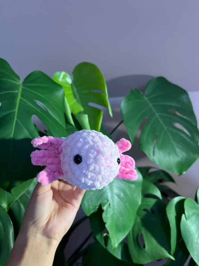 Axolotl różowy na szydełku urocza salamandra na szydełku rękodzieło na szydełku polski produkt szydełkowa praca w kolorze różu