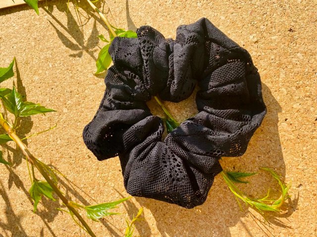Czarna scrunchie z koronką